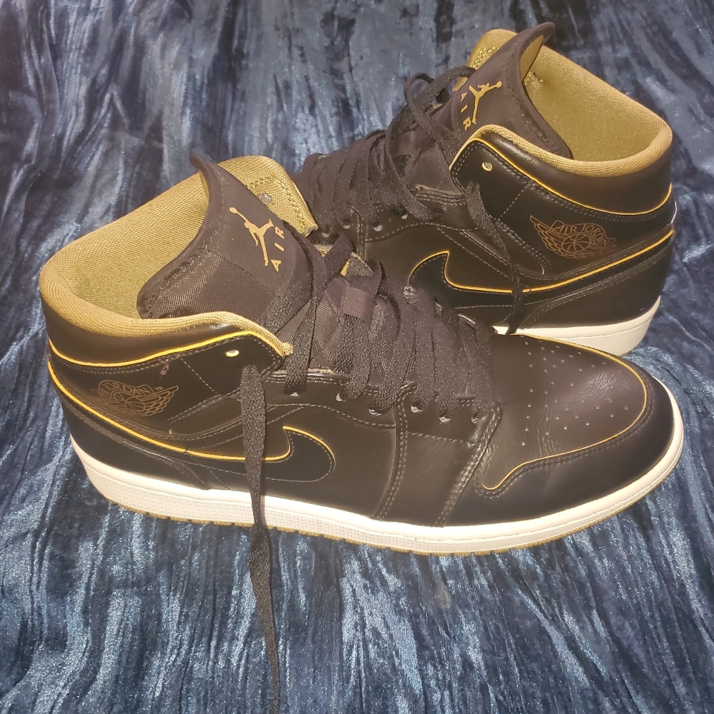 Nike Air Jordan 1 Mid Black with Gold Metallic  Men Sz.10